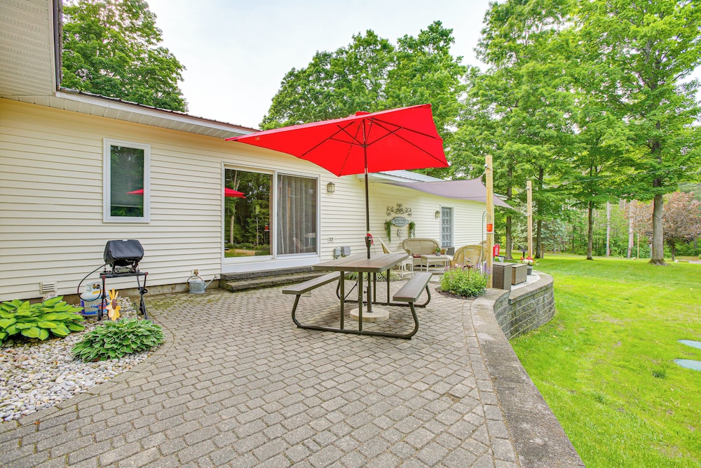 Cozy Michigan Retreat Near Sleeping Bear Dunes! view 5