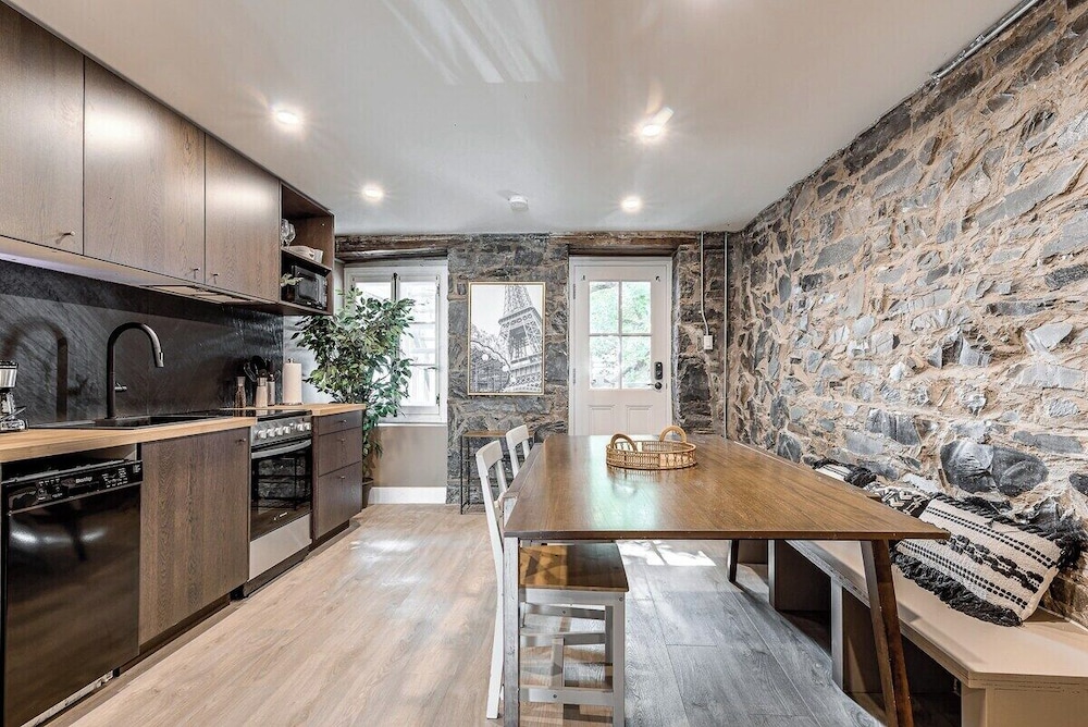 Beautiful Vieux Quebec 2 Bed Apt