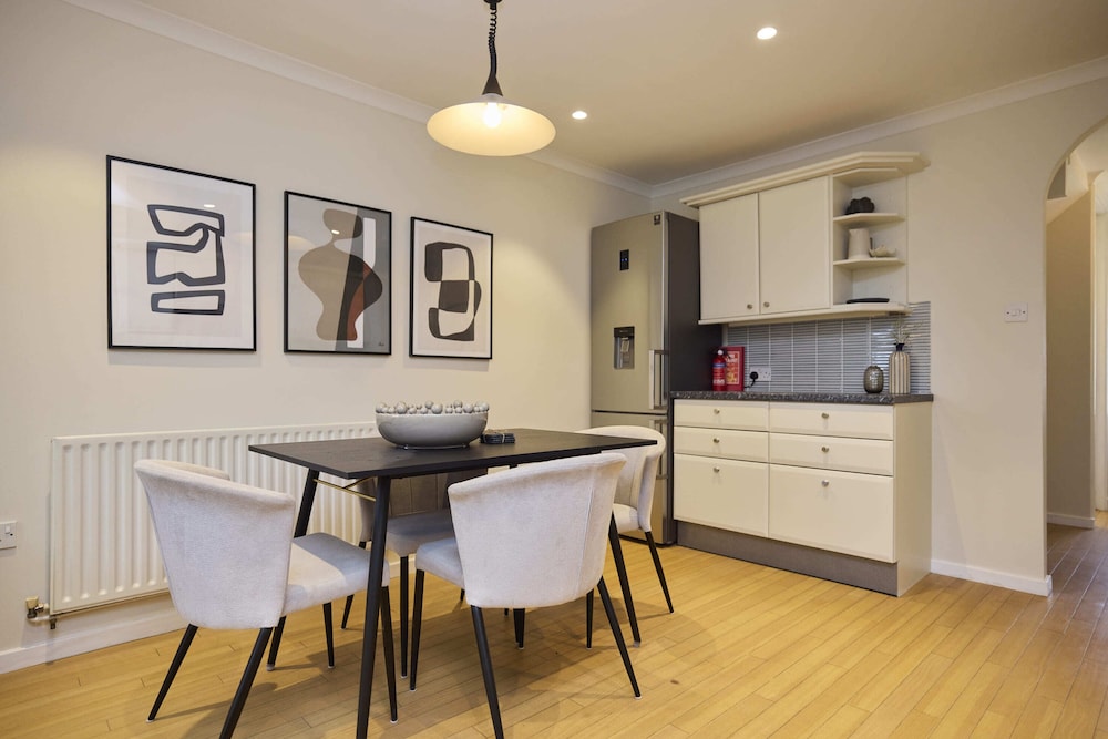Chiswick Townhouse with Garden & Parking