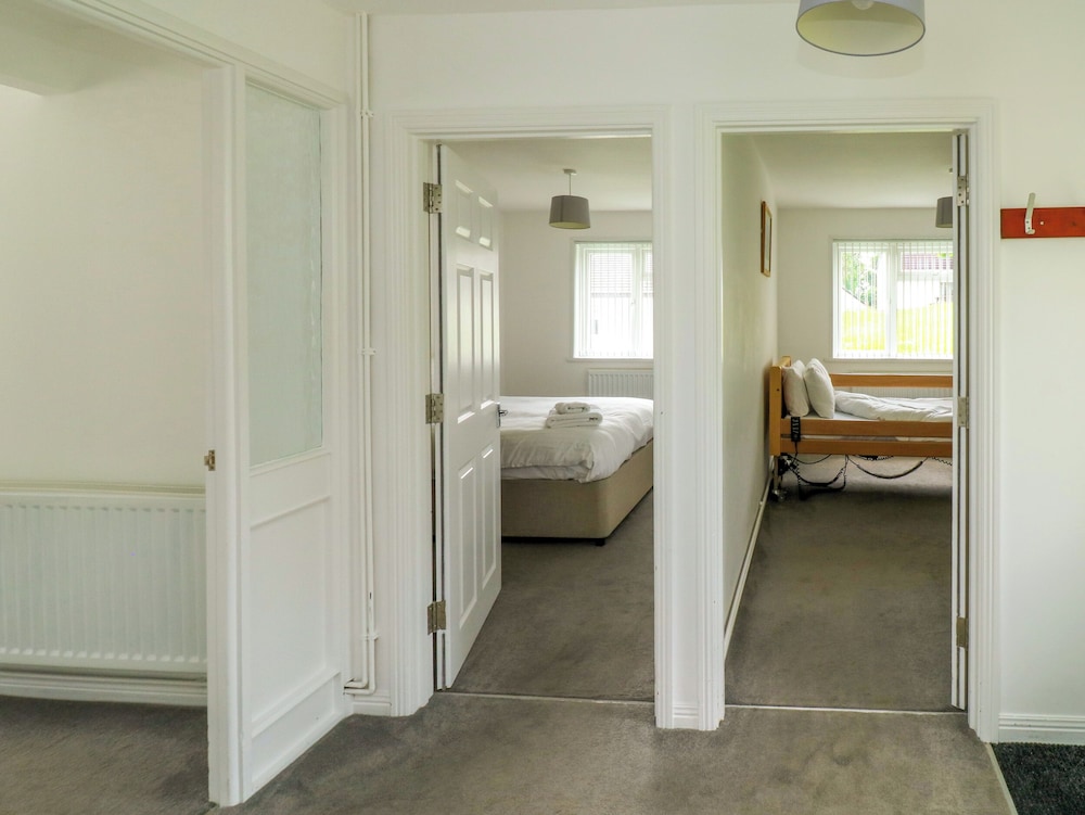Harcombe House Bungalow 11
