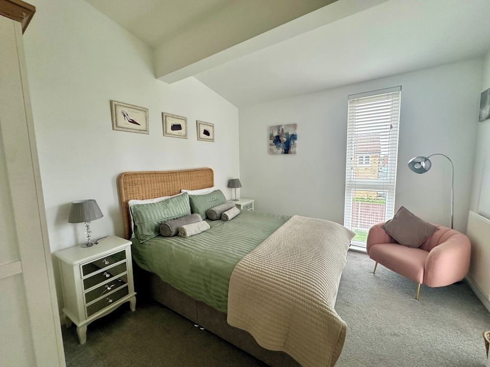 3 Bed-sleeps 6-garden-parking-pets
