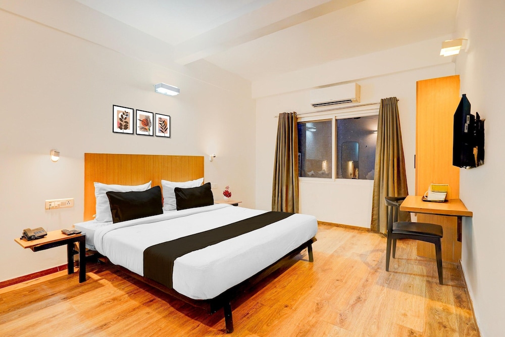 Spacious Comfort Stays Near Aerospace Museum