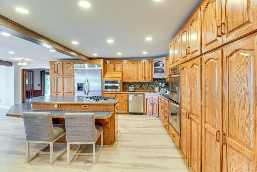 Lakefront Home on 17 Acres: 9 Mi to Dtwn Brainerd!