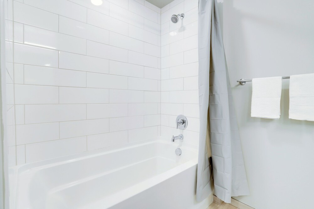 Bright Apartment with Great Amenities