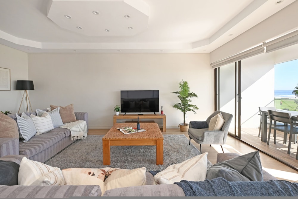 Spacious 3 Bed Apartment Sea Point Ocean Views