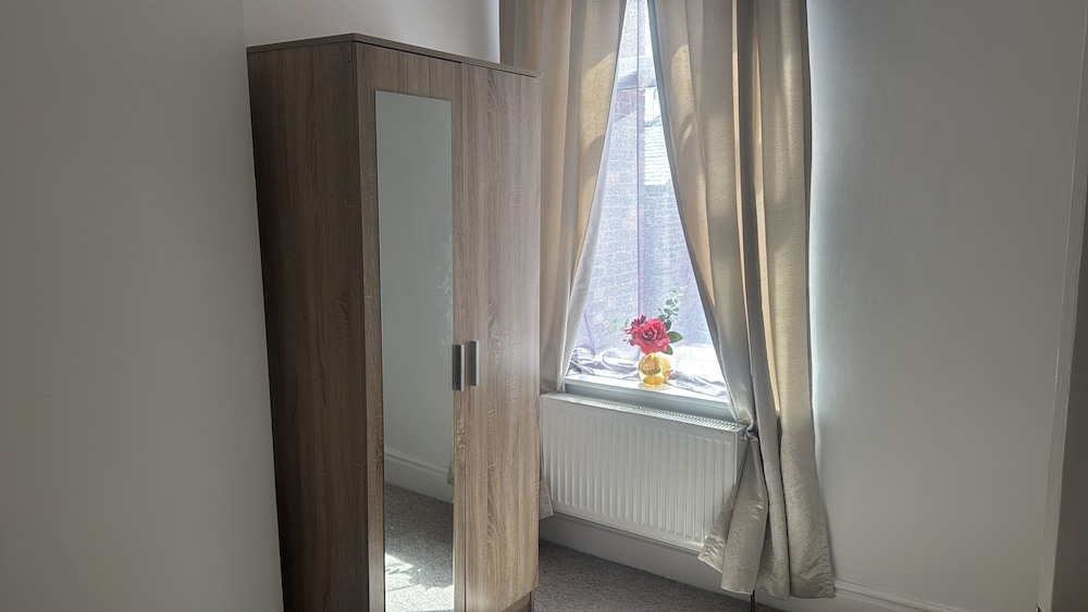 Stylish Home Near Shopping - Book Summer Stays Now