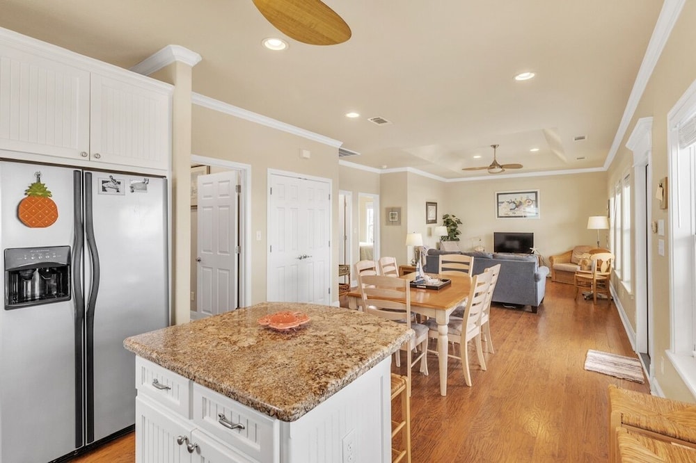 Sea Song 2 Bedroom Home by RedAwning