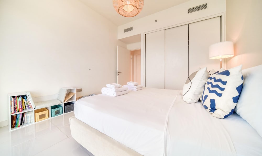 Luxury Sea View Living on Emaar Beachfront