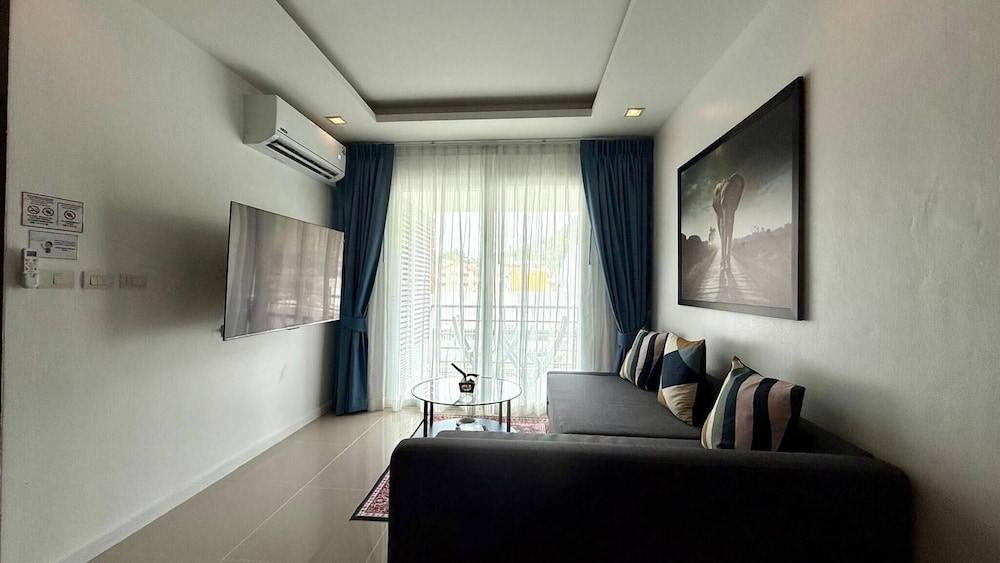 6-20 - 2 Bdr Condo With Balcony and Shared Pool