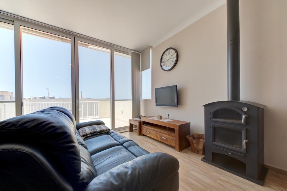 Modern Seaside 2 BR APT w Spectacular Views photo 3