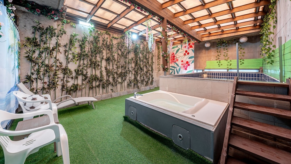 Yeosu Wellstay Pool Villa