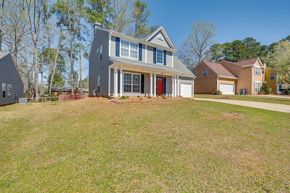 10 Mi to Six Flags: Austell Home w/ Expansive Yard