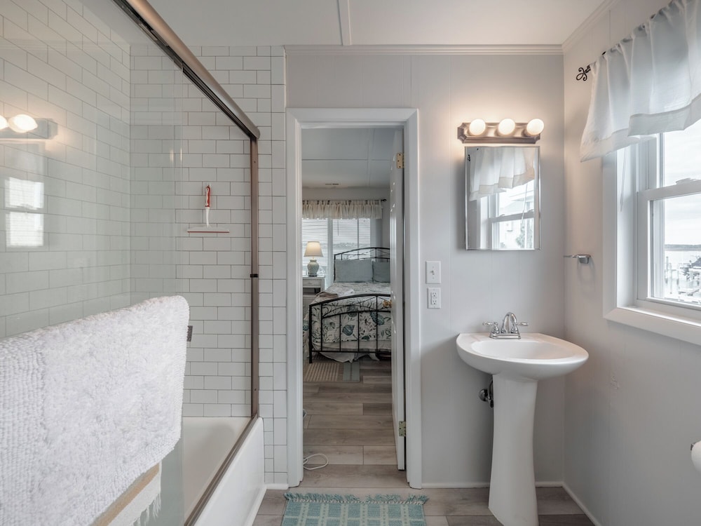 Lindy-B by Topsail Realty