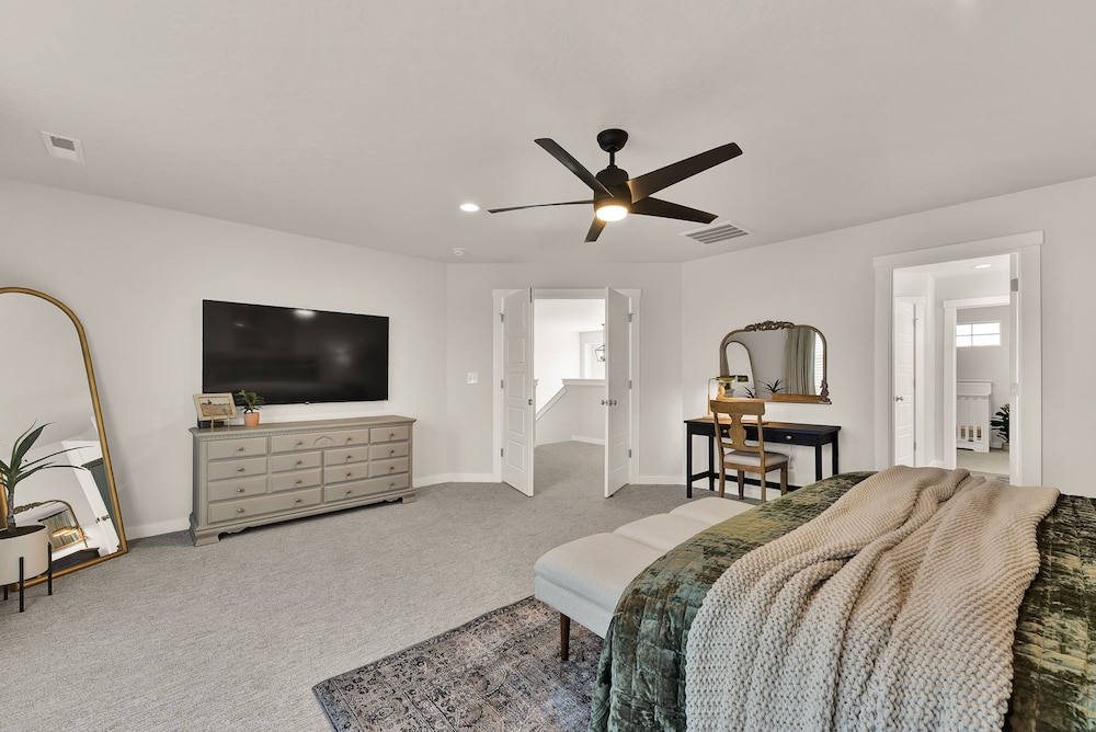 Spa Nights Game Room Fun Luxe 5BR Sleeps 17