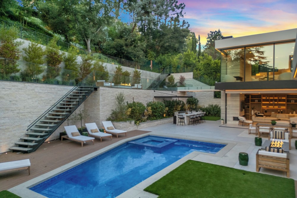 Hutton Villa - 5-bedroom Retreat in Iconic Beverly Hills Oasis