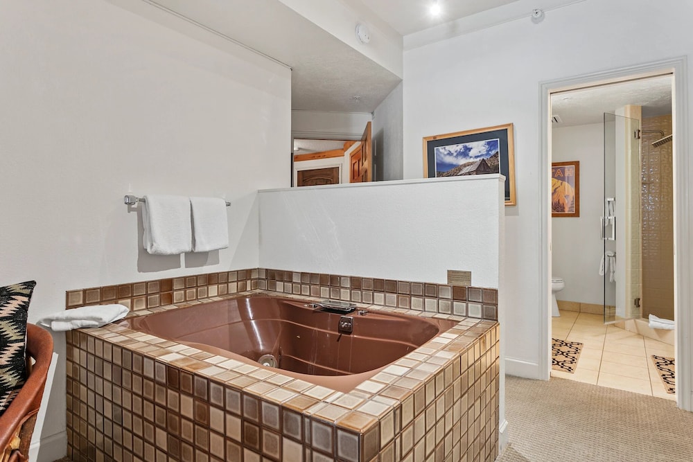 Powder Run at Deer Valley Resort - Two Bedroom Condo with Hot Tub #A12 2 Condo