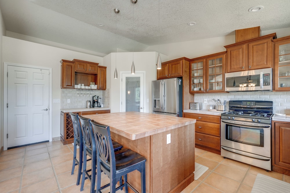Hot Tub + Game Room: Family Retreat in Groveland!