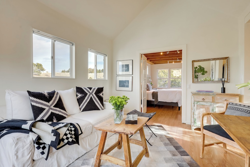Dog-friendly Home w/ Fenced Yard in Los Cerrillos