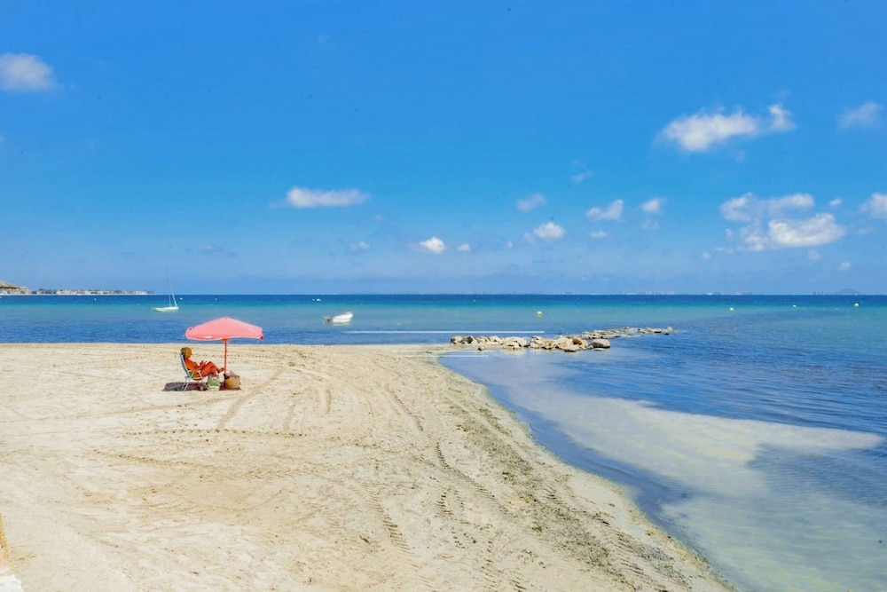 Modern 3-bed Apt, Sleeps 7, 6 Min Walk to Beach