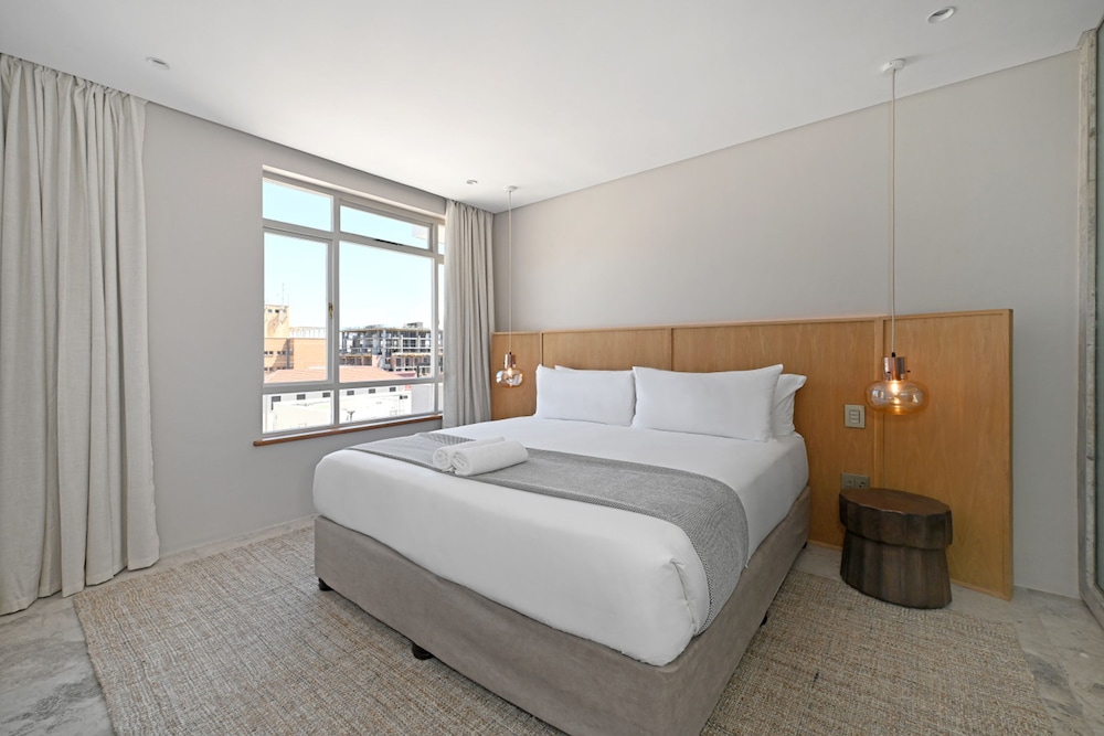 Elegant One Bed Sea Point Mountain Views