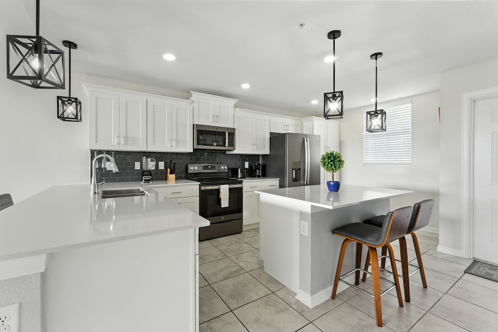 Elegant 2BR in Storey Lake Top Location