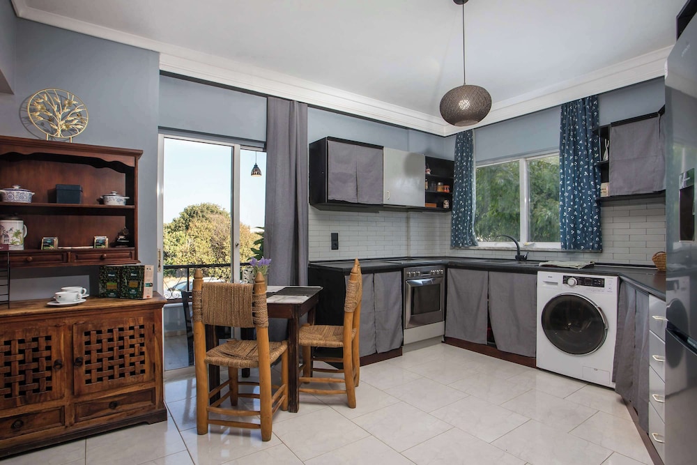Villa Lilienne - Tranquil Escape With Private Garden Balcony