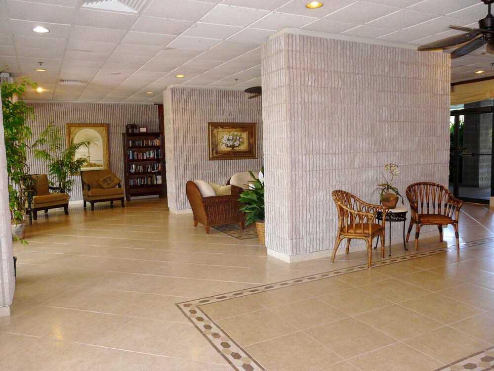 Eye-catching Beachfront Condo With Pool and Nice Views view 3