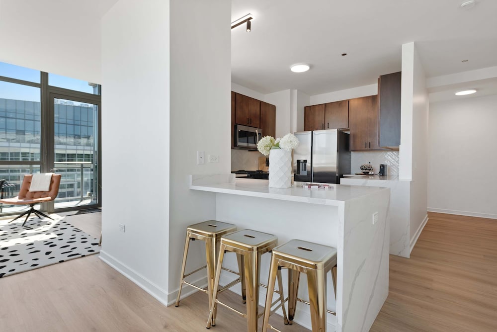 West Loop Grand Penthouse 3BR Best Views