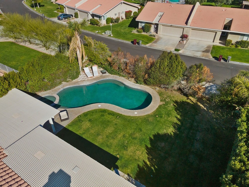 Stunning 5 Star Home Retreat Private Pool Spa BBQ 4 BR