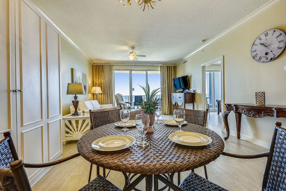 Twin Palms by Book That Condo