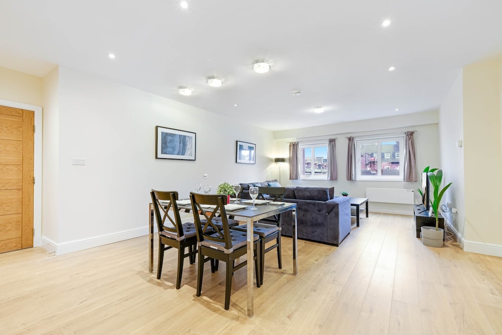 Luxury 3 Bedroom Apartment with Parking