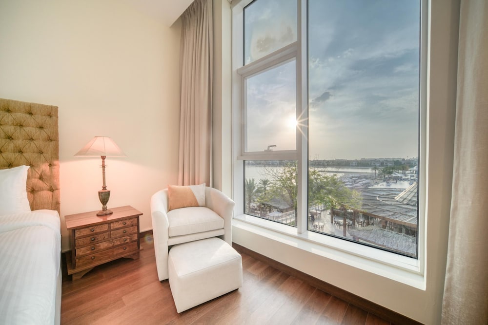 Vibrant Palm Lifestyle and Mediterranean Charm