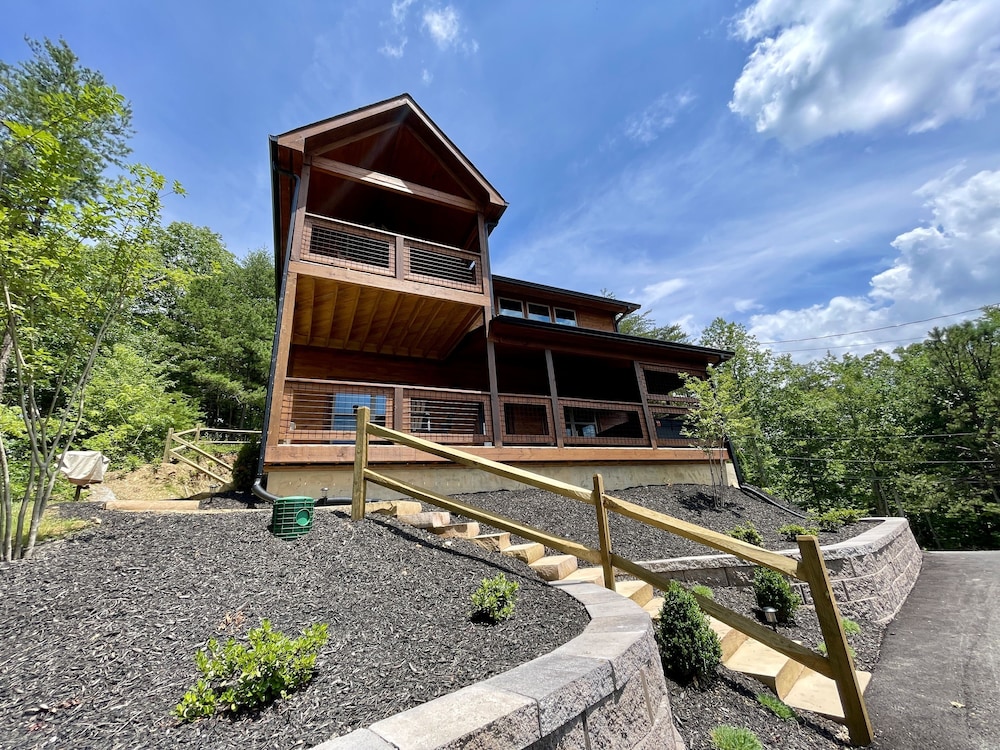 Bearly Behaving 2 Bedroom Cabin by RedAwning view 5
