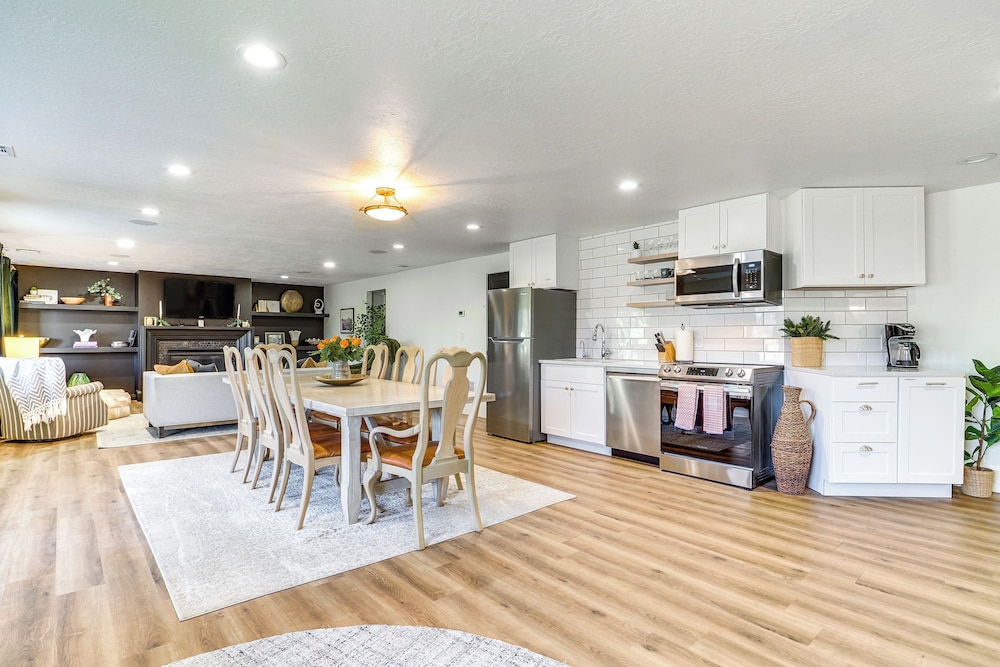 Private Pool & Hot Tub: Luxe Unit Near UTA Train!