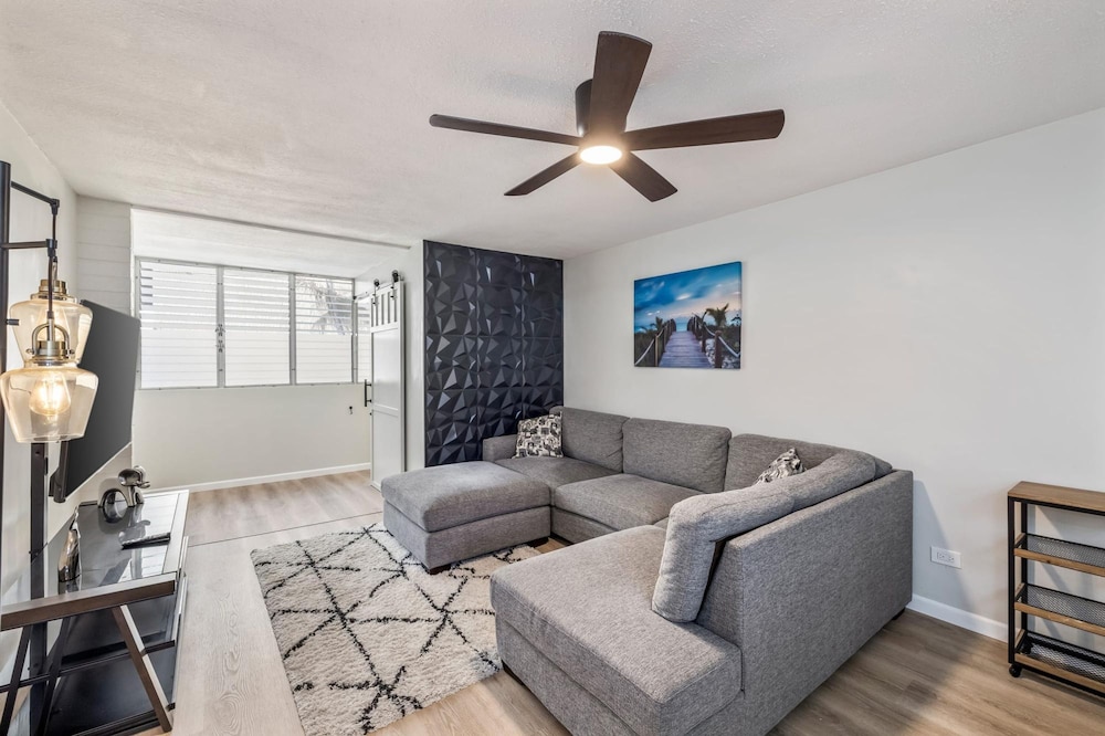Stylish 2 Bedroom in the Heart of Waikiki