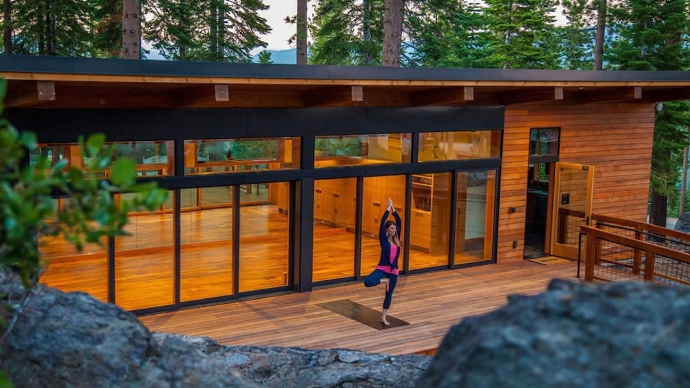 Modern Ski In Out Home Mid-mountain Northstar
