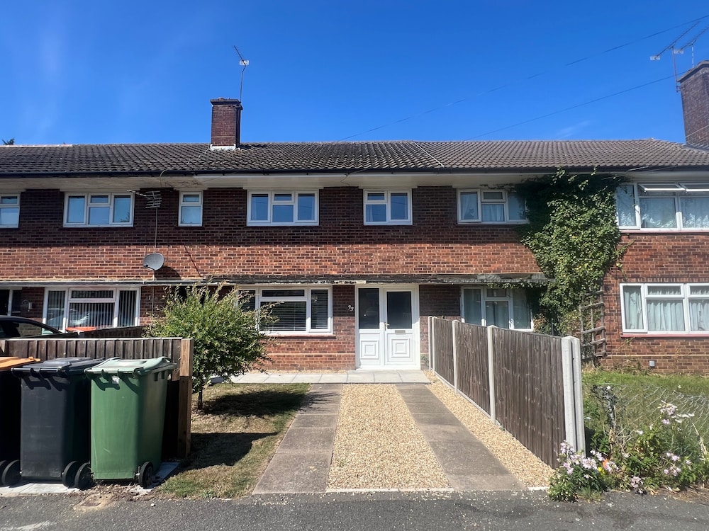 3 Bedroom House - Sleeps 6 & Free Parking