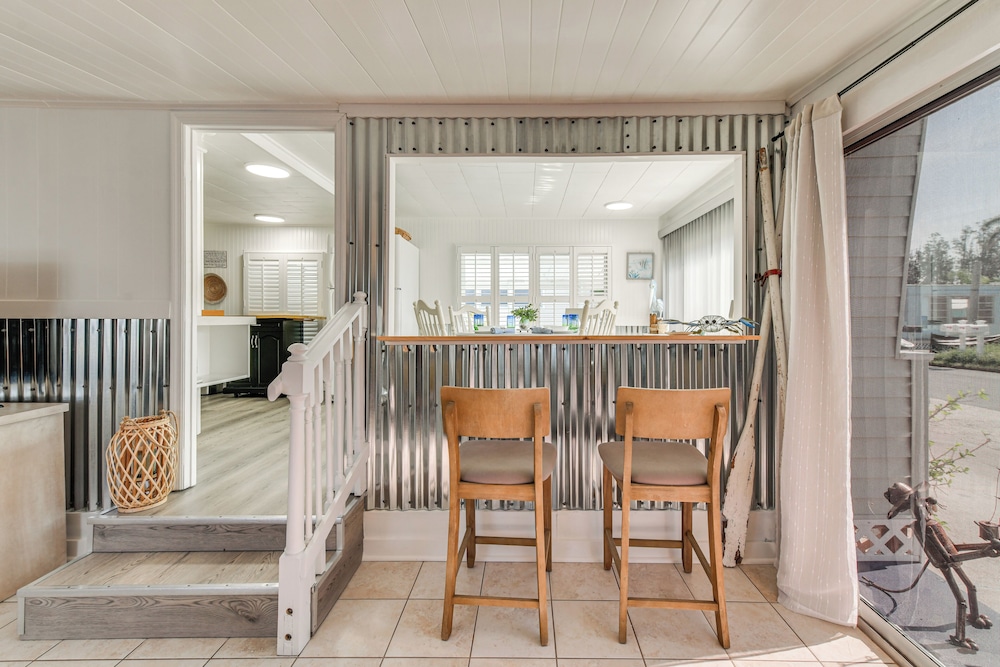 Screened-in Patio: Home 2 Mi to Cortez Beach!