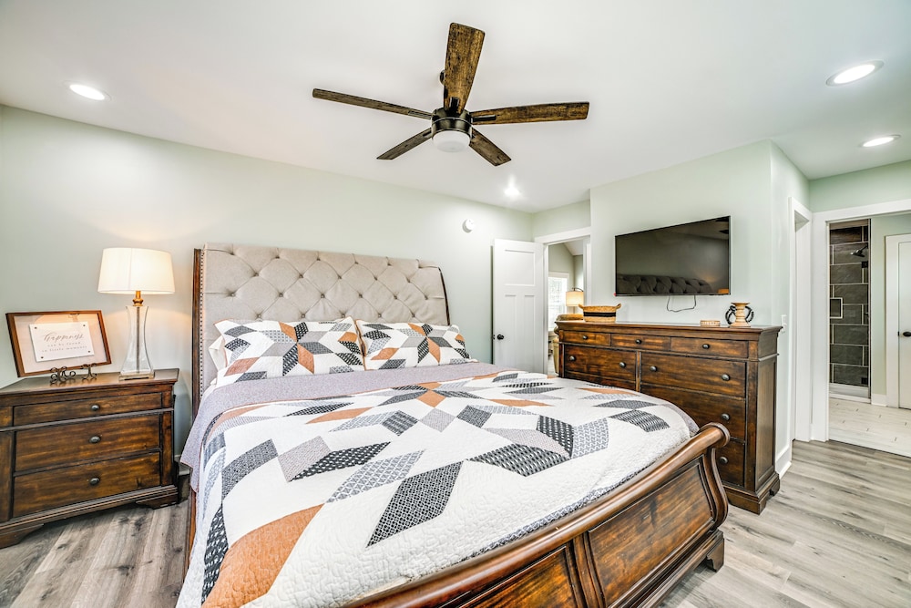 4 Mi to Lake Barkley: Pet-friendly Home w/ Hot Tub