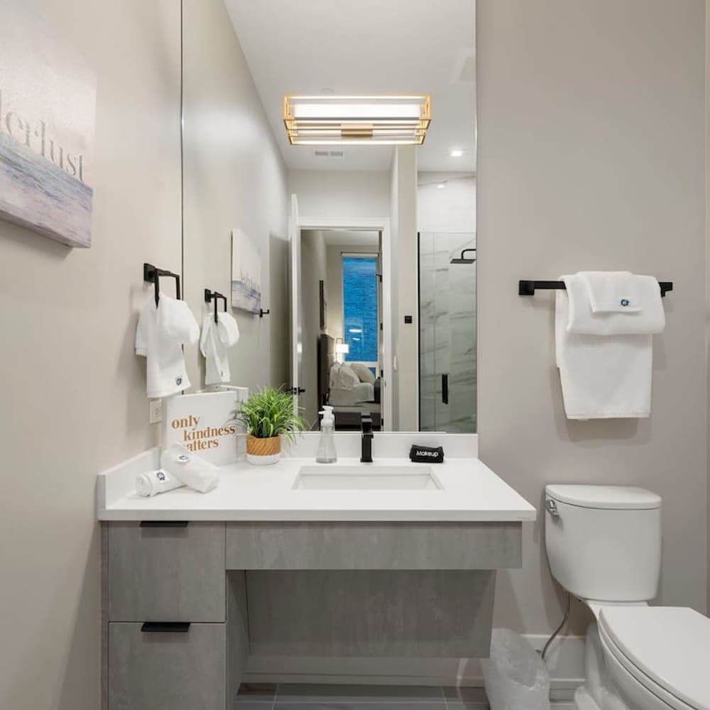 Chic River North Condo 2BR 2BA With Private Balcony