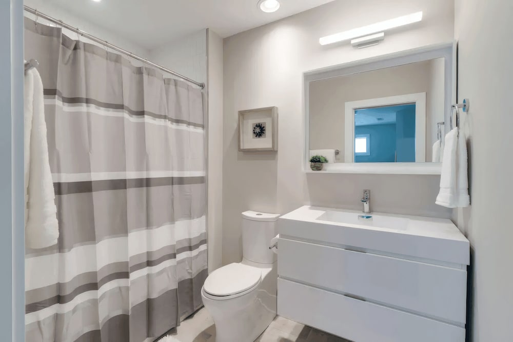 Luxe 4bdr w/ Balcony & Parking, 10 Mins to Broadway 9th Avenue by Avantstay