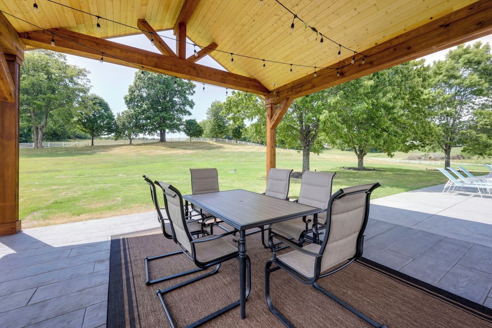 Majestic Manor-private Hundred Acre Yard-pool/spa