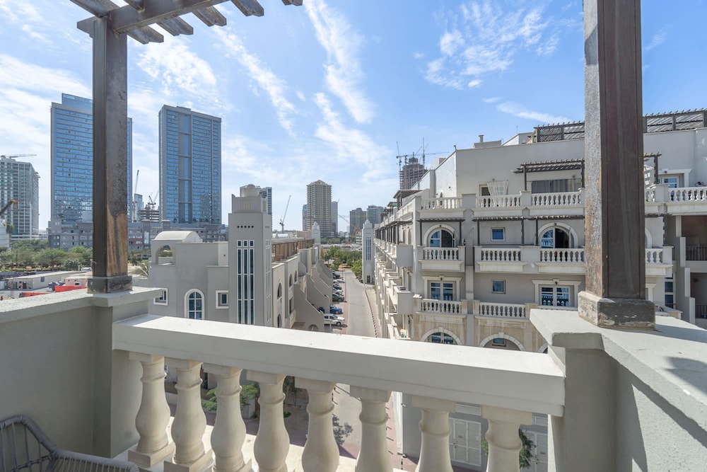 Pleasing 1-bedroom for 4 in JVC for Relaxing Getaway