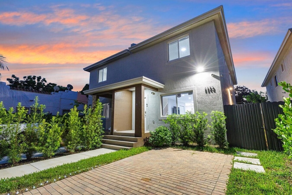 Luxurious 4BR Miami Home With Large Patio & Outdoor Space!