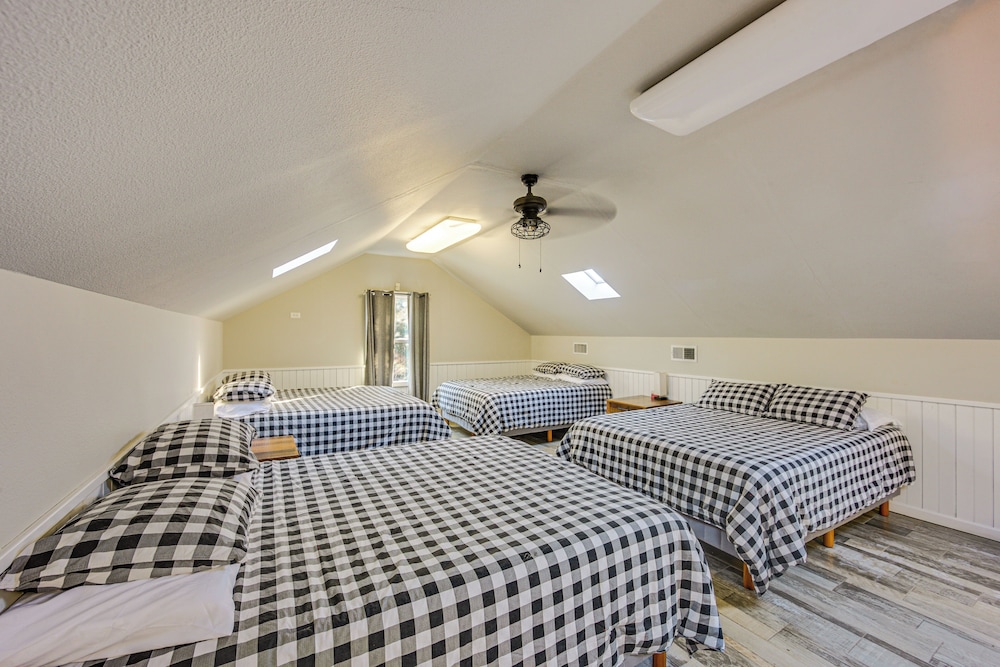 Game Room, Trails! 30-acre Lakefront Streetman Gem