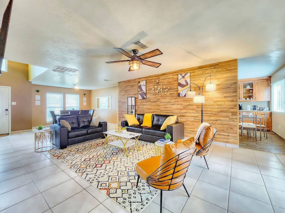 Katy Oasis w Game Room