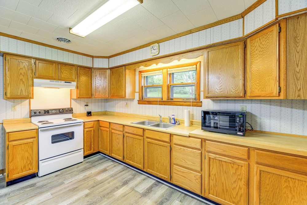 1 Mi to Virginia Creeper Trail: Serene Family Home