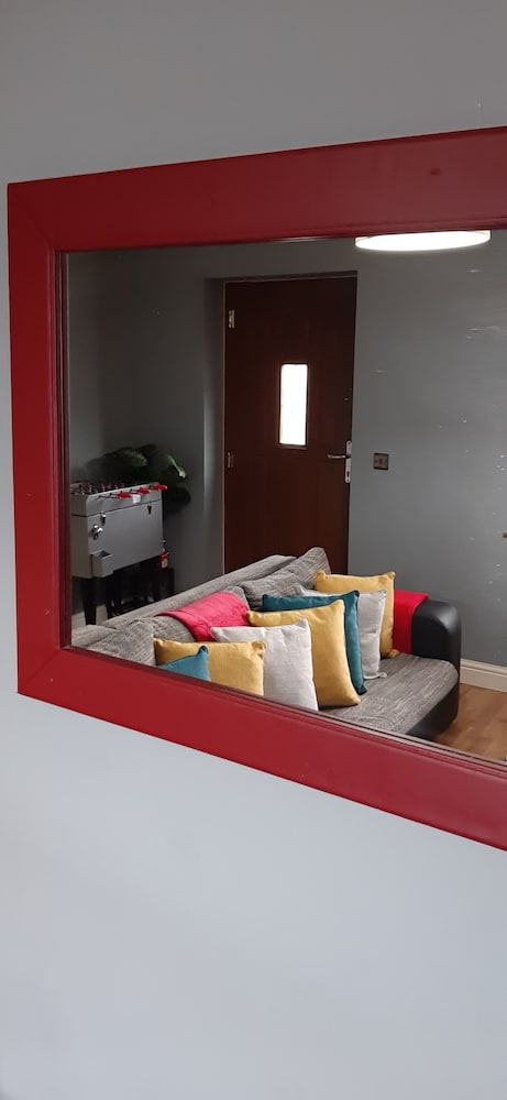Impeccable 4-bed House in Barnsley view 4
