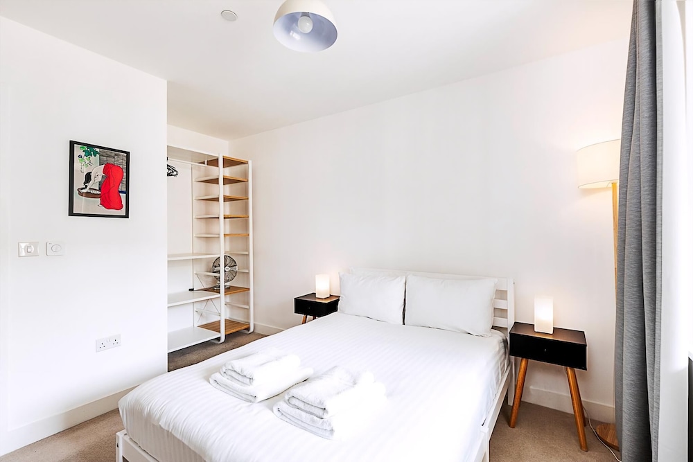 Modern 2-bed Flat With Terraces in Leyton