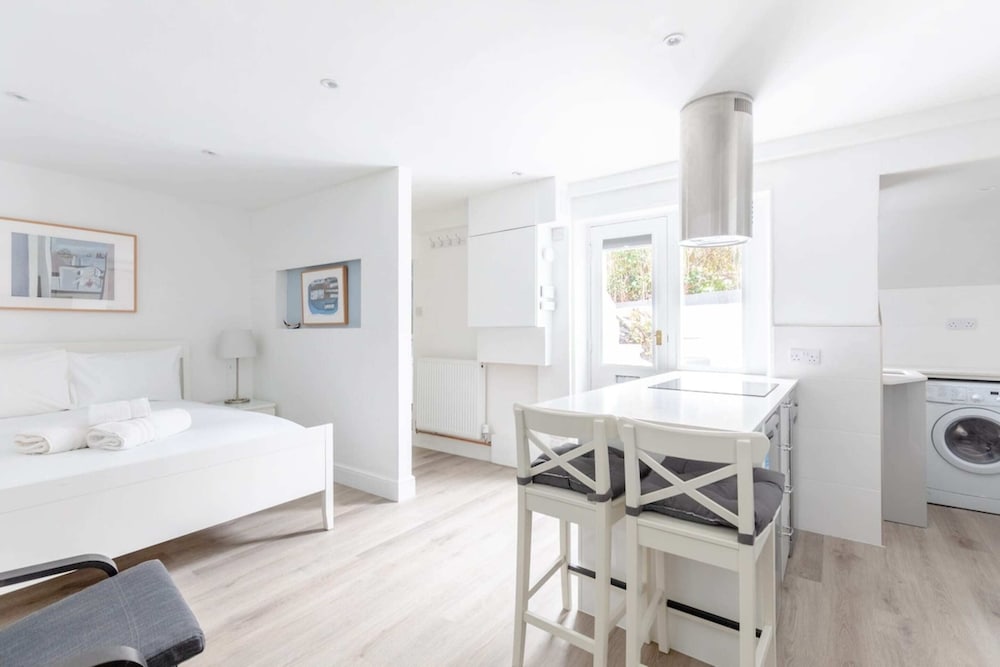 Sleek & Well-connected Studio Flat Archway!